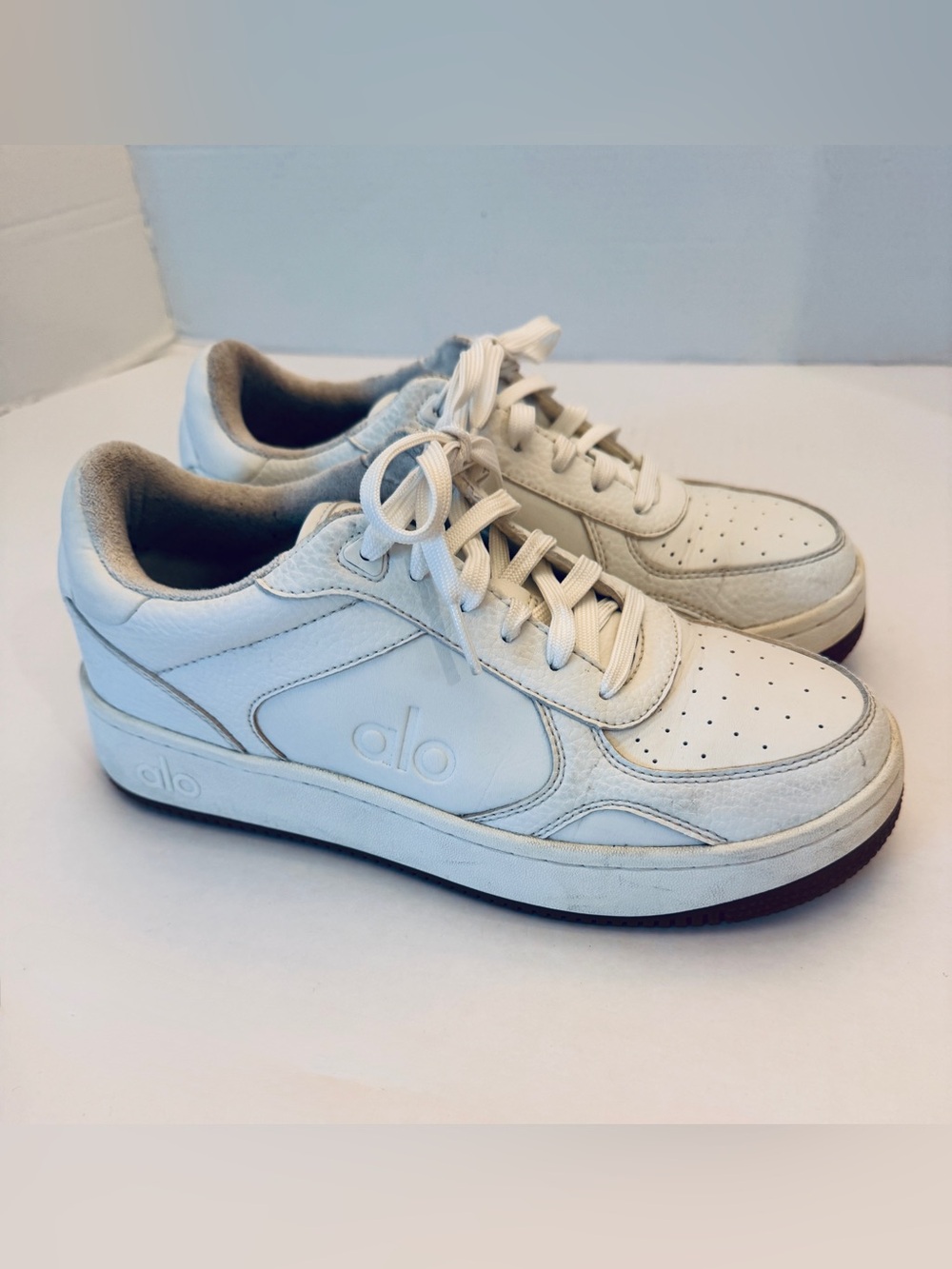 ALO Yoga White Recovery Mode Woman Size 7.5 Men 6 Sneaker Shoes